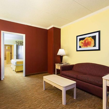 Baymont By Wyndham Tampa Near Busch Gardens Hotel Kültér fotó