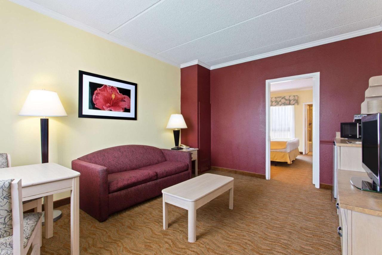 Baymont By Wyndham Tampa Near Busch Gardens Hotel Kültér fotó