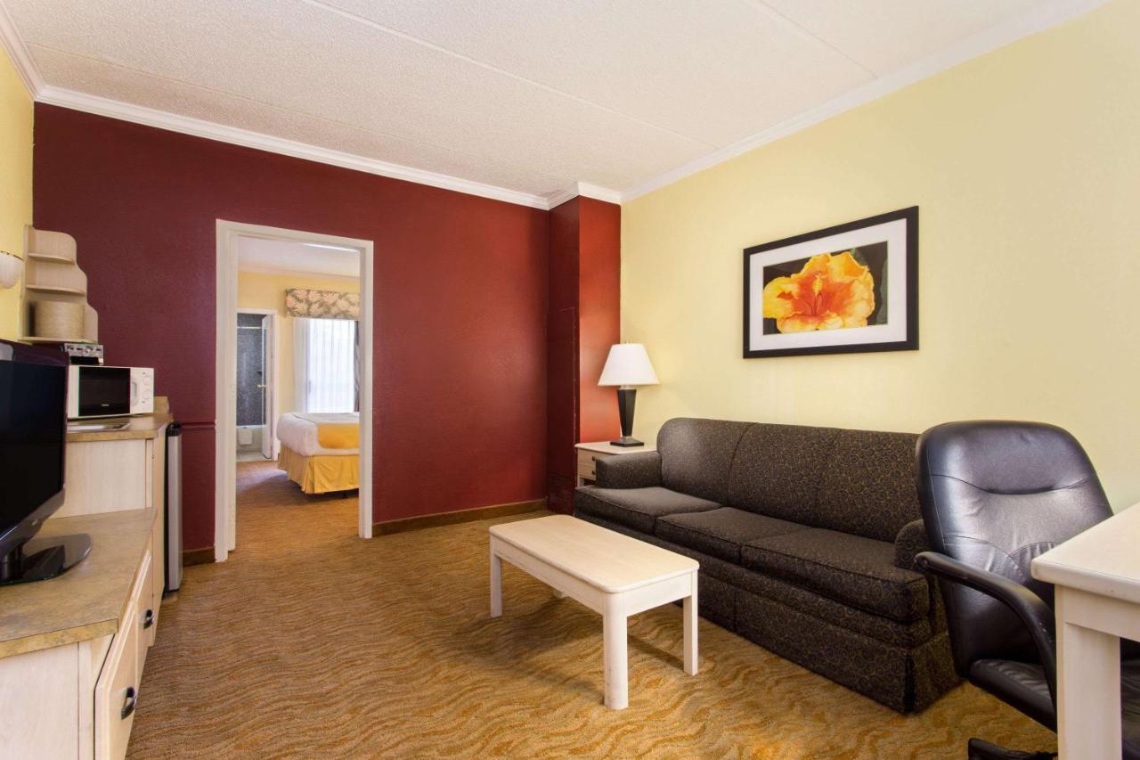 Baymont By Wyndham Tampa Near Busch Gardens Hotel Kültér fotó