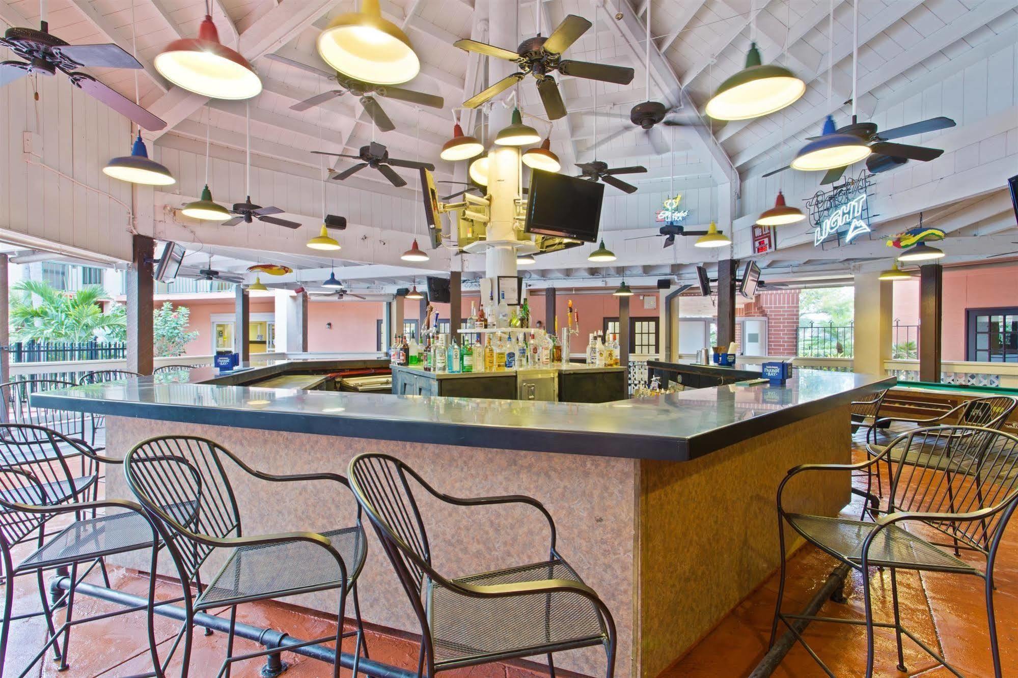 Baymont By Wyndham Tampa Near Busch Gardens Hotel Kültér fotó