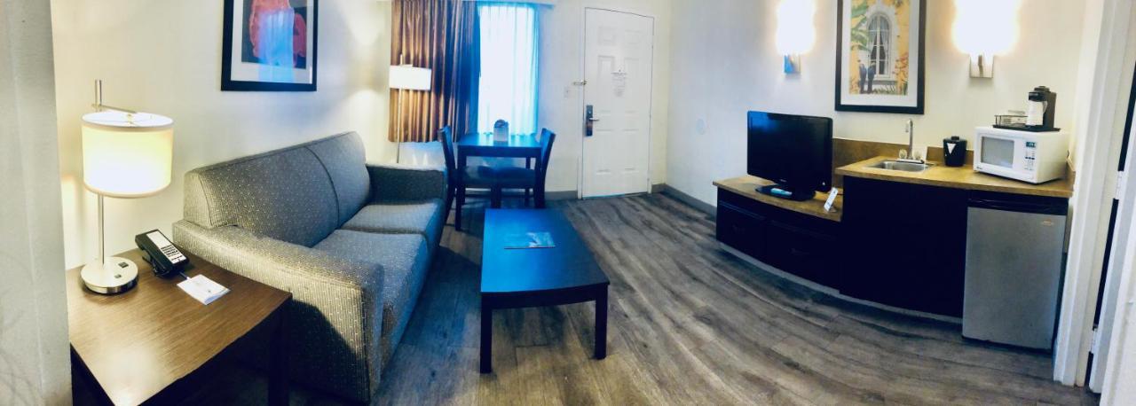 Baymont By Wyndham Tampa Near Busch Gardens Hotel Kültér fotó