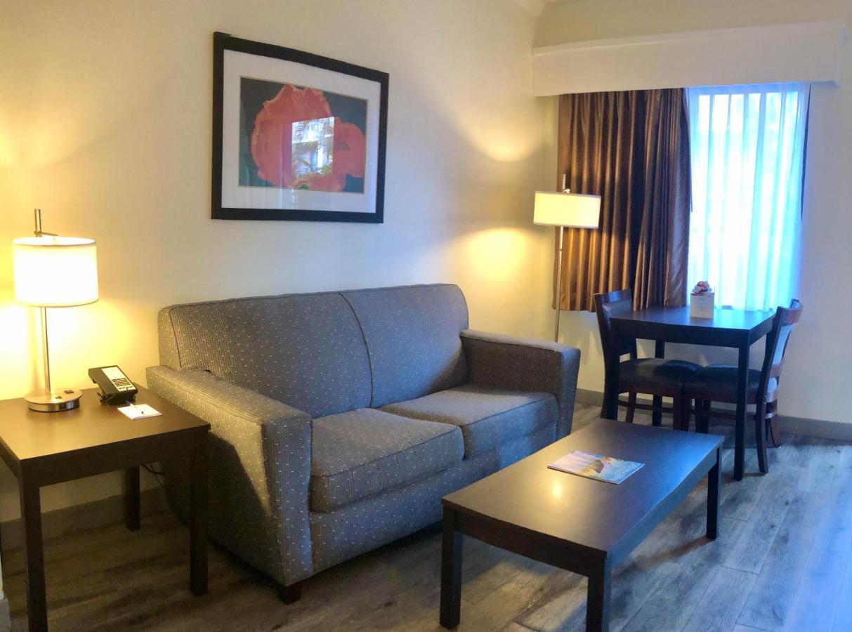Baymont By Wyndham Tampa Near Busch Gardens Hotel Kültér fotó