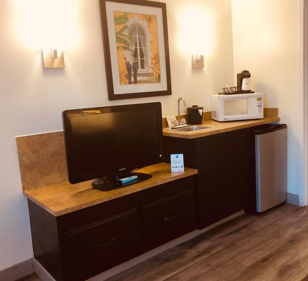 Baymont By Wyndham Tampa Near Busch Gardens Hotel Kültér fotó