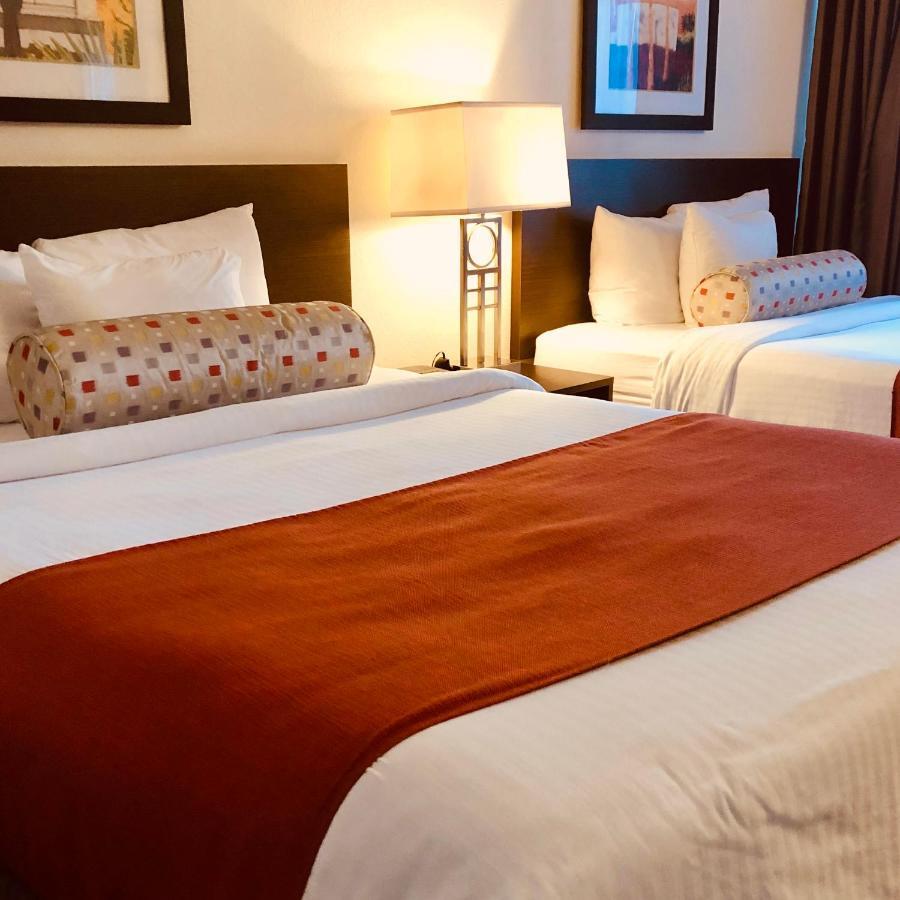 Baymont By Wyndham Tampa Near Busch Gardens Hotel Kültér fotó